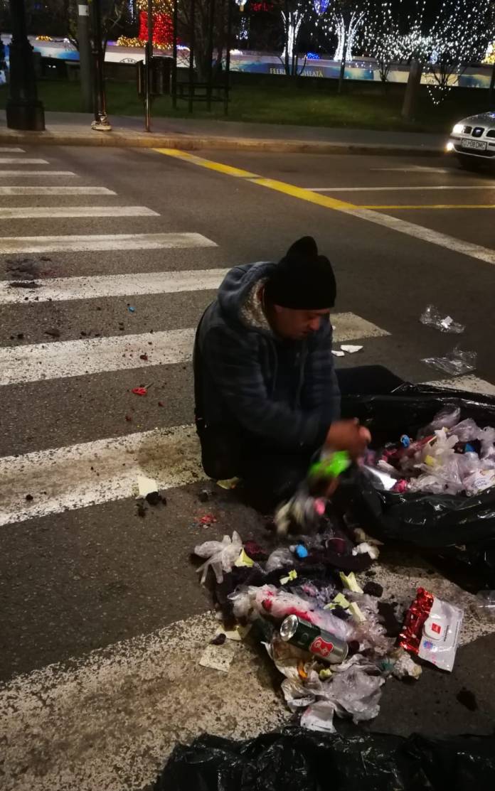 Un craiovean și-a aruncat gunoiul pe o trecere de pietoni din centrul orașului